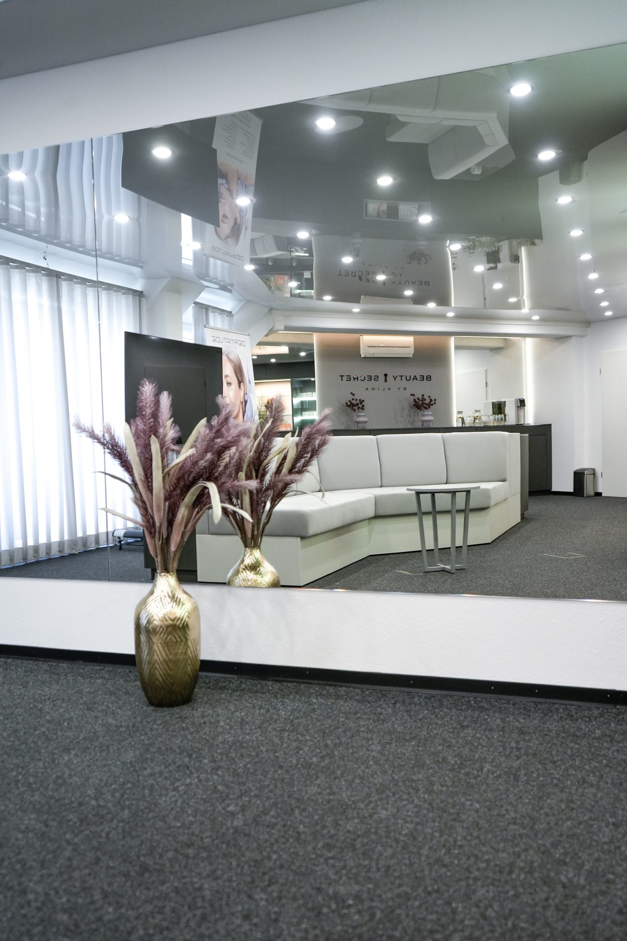 Lounge mit Spiegelwand im Studio